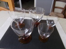 5 anciens verres sur pied