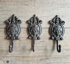 LOT DE 3 CROCHETS DE GARDE-ROBE FONTE STYLE ANCIEN FLEUR DE LIS GARDE-ROBE MU...