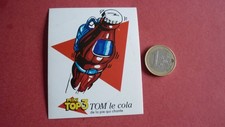 AUTOCOLLANT /  MINI TOP 3    TOM LE COLA  *  8 CM X 6,3 CM *