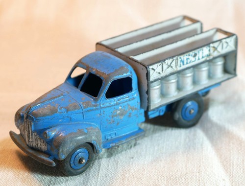 Dinky toys camion laitier - dt,