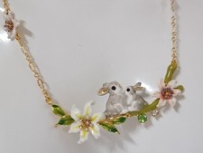 Boshuolin- collier floral avec 2 lapins.