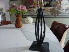 beau pied de lampe art déco fer forgé martelé.