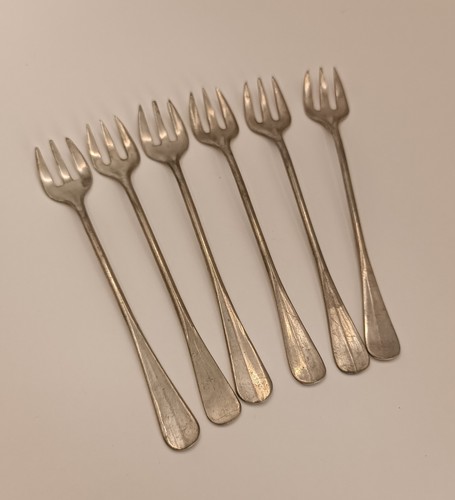 Six anciennes fourchettes - , à