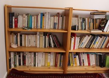 Bibliothéque à livres en pin massif laqué - 4 disponible. Bon état général