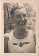 Photo, l'ouvrier souriant en