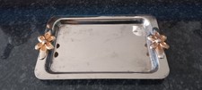 Beau plateau rectangulaire en métal argenté à décor de fleurs dorées 35 X 20,5