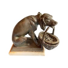 Sculpture de chien au panier