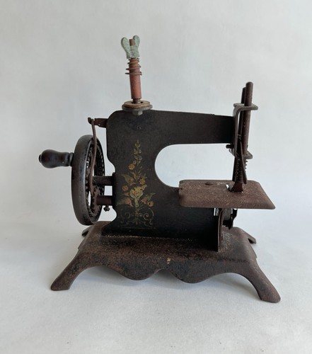 Ancienne machine coudre à - à,