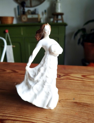Belle figurine porcelaine - figurine, en