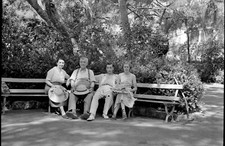 Famille assis sur un banc parc - 2 négatifs photo ancien an. 1930