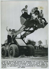 Relaxation moment for the French women's team in Mourenx. Excavator.