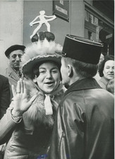 Paris, grand jour pour les "Cousettes" Vintage silver Print Tirage argentique 