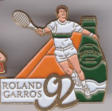 Pin's Tennis Roland Garros PERRIER - Arthus Bertrand