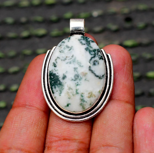 Bijou pendentif fait - , main