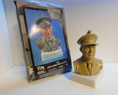 Bust figurine ike 1 - de,
