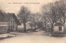 CPA 39 BESAIN / LA PLACE ET LA FROMAGERIE