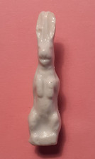 Fève  ancienne LAPIN DRESSE Hr 3,4cm Porcelaine émail blanc