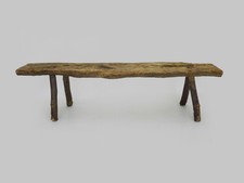 Banc bas brutaliste en bois
