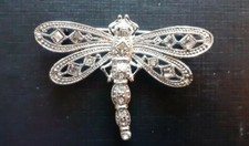 Broche libellule insecte métal ajouré couleur argent strass blanc XXème 