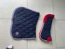 TAPIS DE SELLE BLEU  ET ROUGE FOUGANZA JUMP HRC POUR PONEY ET CHEVAL AAVEC AMORT