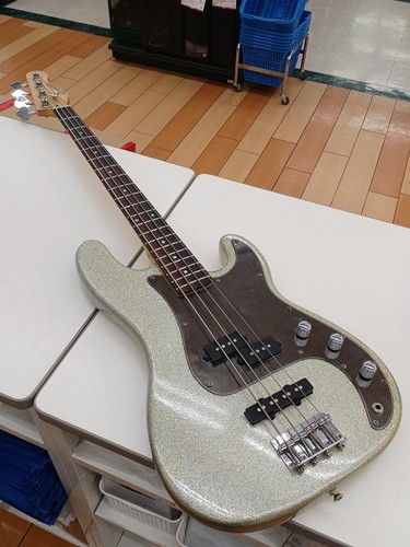 Guitare basse électrique