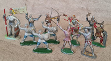 lot de 12 anciens  soldats médiévaux métal et plastique dont 1 marqué Elastolin