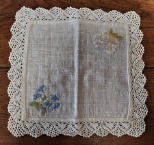 Napperon brodé avec dentelle