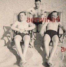 Soldats nus aux bains de