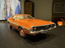 Dodge Challenger 1/18 : Orange