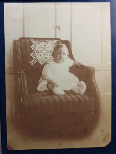 Bébé dans fauteuil - dans,