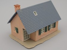 Maison aux murs rose et toit