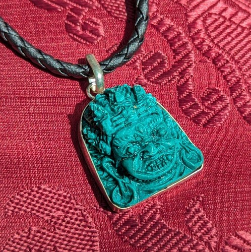 Très fin amulette - très,
