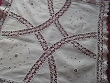 Tres beau napperon entouré de