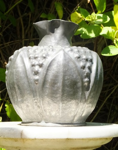 Grand vase etain signé - s),