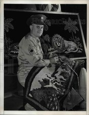 1941 Press Photo Master Sergeant George J. Perzel shows his dexterity with a