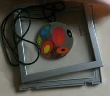 gros pendentif rond  acier multicolore swatch  motif rond bleu rose orange 