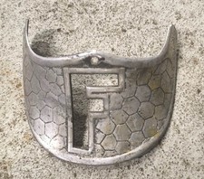 * robri enjoliveur de garde