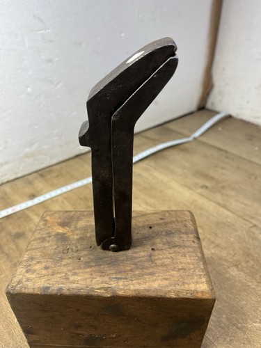 Old tool outil ancien étau - tool,