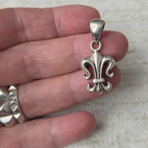 Pendentif fleurs lys en - de,