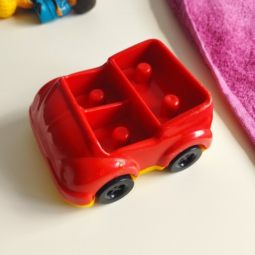 Voiture rouge vintage - 🚗,