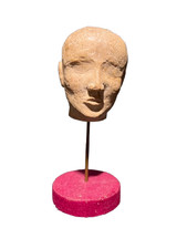 Tête en pierre sur socle