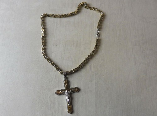 Gros collier avec pendentif
