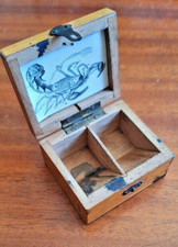 Ancienne boîte à timbres en bois vintage scorpion DANS SON JUS !