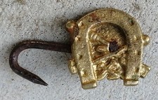 C5T4 - crochet de tablier en bronze corporation métier Maréchal Ferrant 