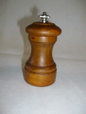 ancien petit moulin à poivre