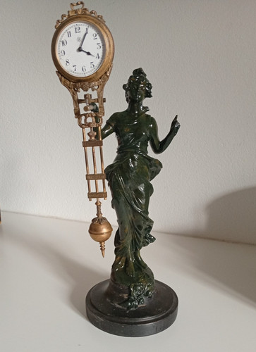 Ancienne pendule mystérieuse