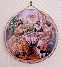 JEUNES FEMMES ROMANTIQUES et le CHIEN sur PLAQUE RONDE Pose Murale