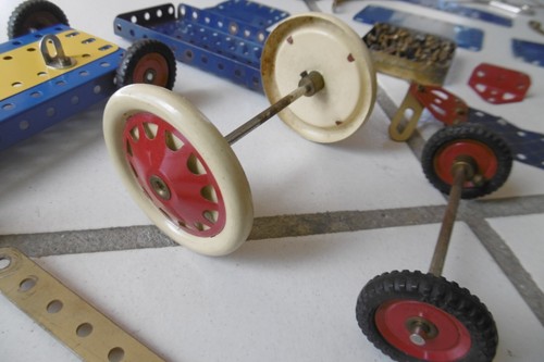 Meccano anciennes pieces de - -,