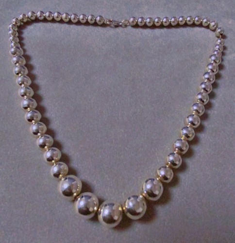 Magnifique collier boules
