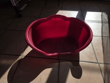 Panier petit chien en plastique.